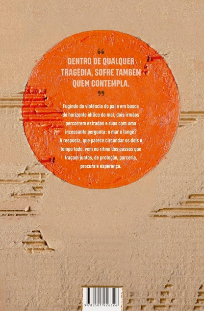 Capa traseira de livro com círculo laranja e texto em português, código de barras na parte inferior