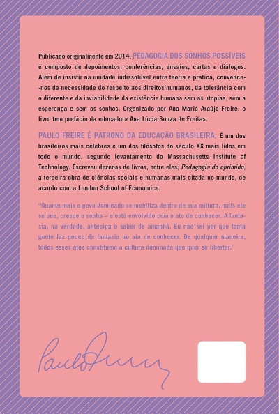 Contracapa de livro com texto em português sobre Paulo Freire e seu livro, fundo rosa e borda roxa.