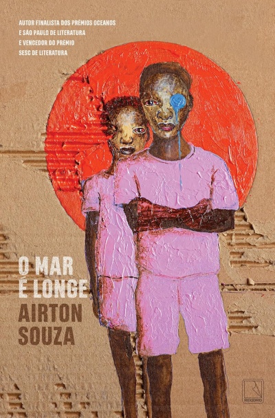 Capa do livro O MAR É LONGE de Airton Souza com ilustração de dois jovens em tom rosa e fundo castanho texturizado.
