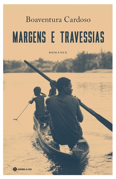 Capa do livro Margens e Travessias de Boaventura Cardoso com imagem a tons sépia de pessoas num barco num rio