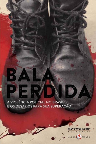 Livro com capa mostrando dois sapatos pretos sobre mancha vermelha que parece sangue e texto BALA PERDIDA