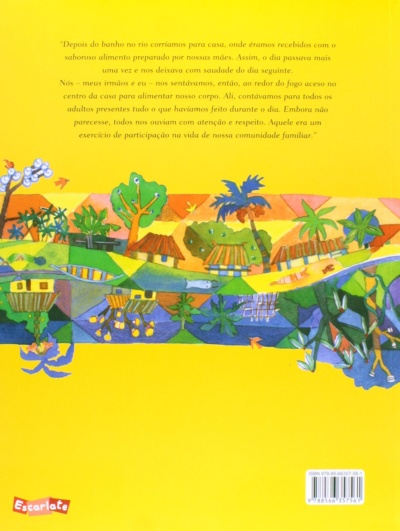 Parte traseira de livro amarelo com texto e ilustração de aldeia colorida