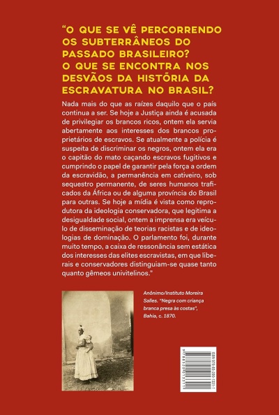 Capa traseira de livro vermelho com texto em amarelo e branco, foto antiga e código de barras.