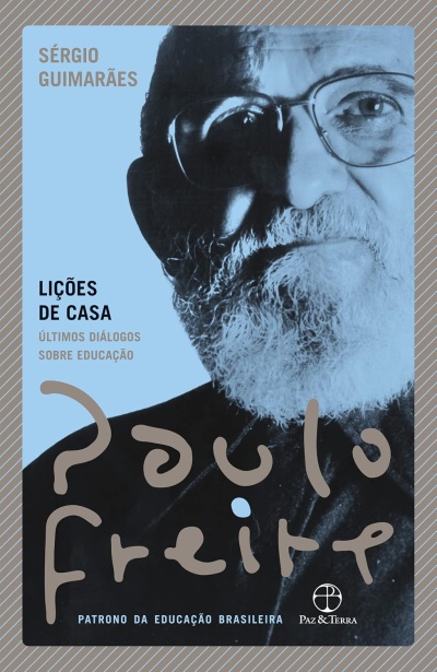 Capa de livro azul com foto de homem idoso de óculos e barba, texto sobre educação e nome Paulo Freire