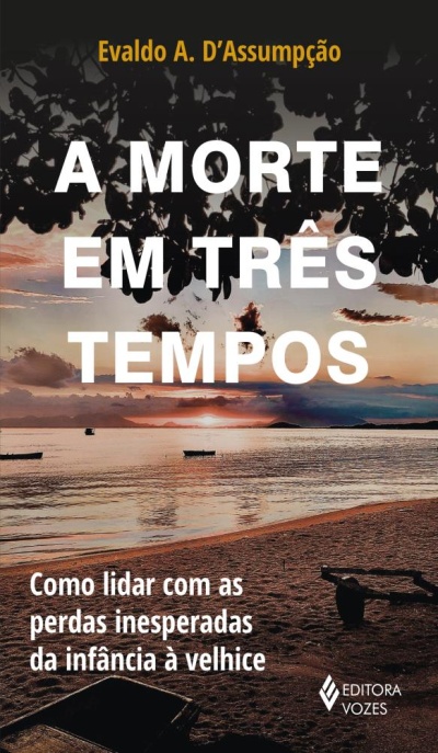Capa de livro com título A MORTE EM TRÊS TEMPOS e imagem de praia ao pôr-do-sol
