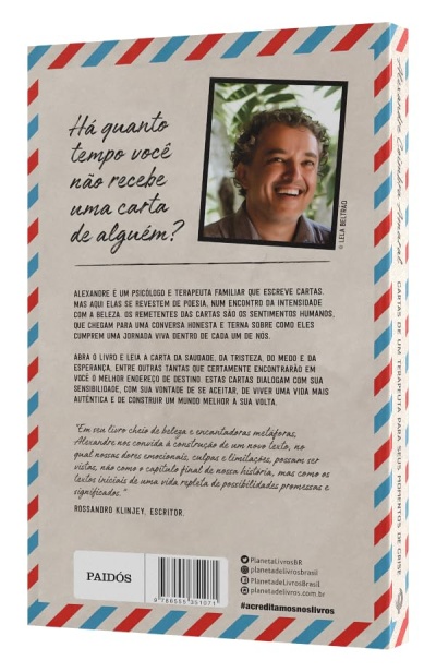 Contracapa de livro com design de envelope e texto em português