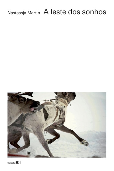 Capa de livro A leste dos sonhos com imagem de renas ou cães a correr na neve