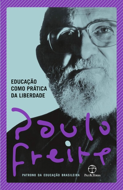 Capa de livro com foto de homem idoso, texto e borda roxa listrada