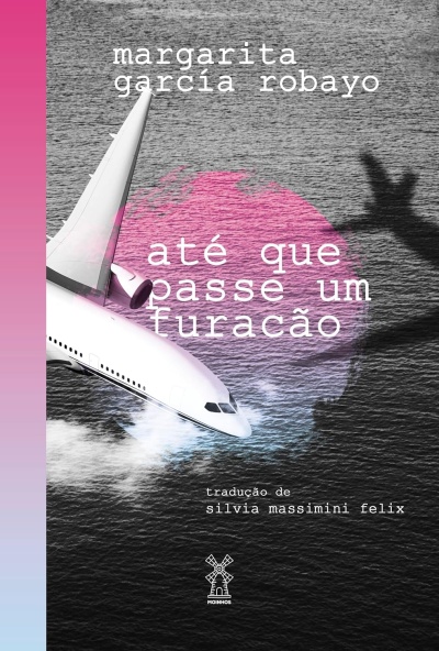 Capa de livro com avião branco sobrevoando água cinzenta com sombra de furacão e texto em português.