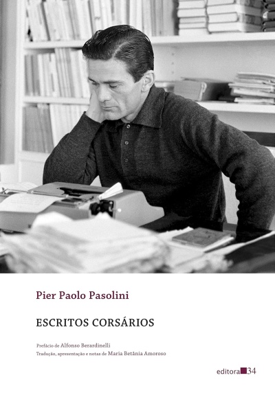 Capa de livro Escritos Corsários com foto preto e branco de homem a escrever numa máquina de escrever
