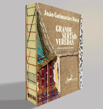 Capa de livro GRANDE SERTÃO: VEREDAS com costura aparente e textura de tecido