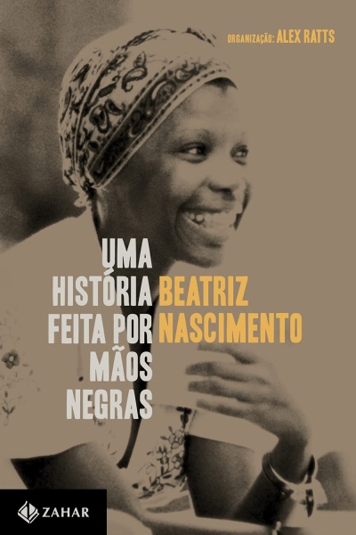 Capa de livro com fotografia sépia de mulher negra e texto em branco e amarelo