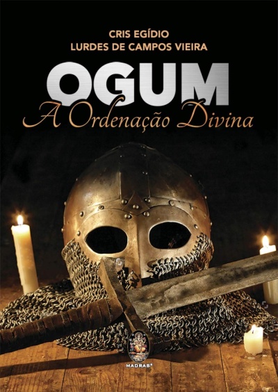 Capa de livro com capacete medieval, corrente de malha, espada e velas acesas