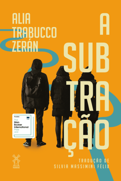 Capa do livro A Subtração com três pessoas de casaco preto de costas sobre fundo laranja.