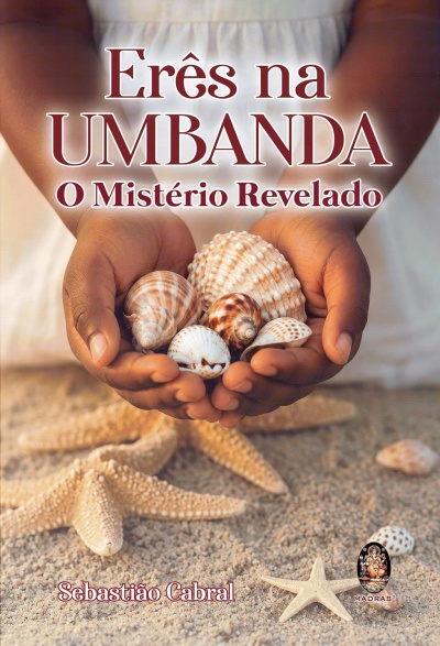 Capa de livro com título Erês na UMBANDA e conchas nas mãos sobre areia com estrelas-do-mar
