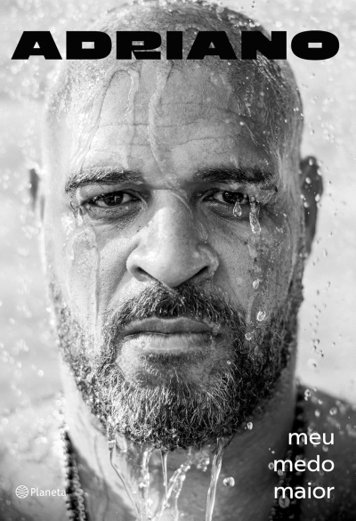 Capa de livro preto e branco com retrato de homem e texto Adriano meu medo maior