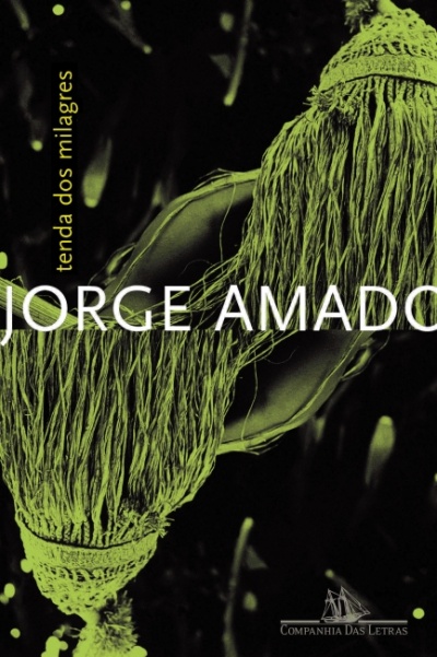 Capa de livro Tenda dos milagres com objeto tecido verde e texto branco