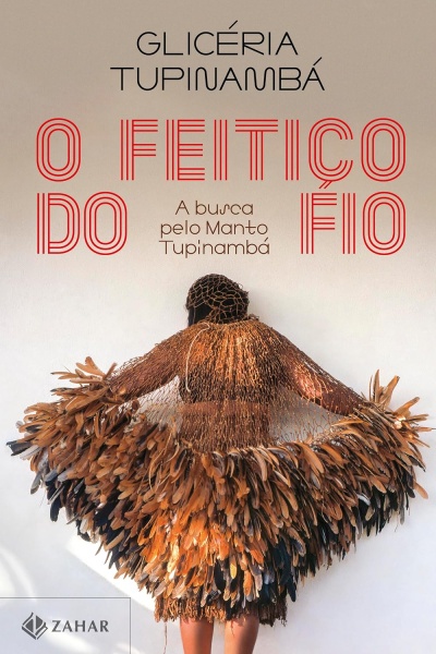 Manto Tupinambá com penas castanhas e pretas sobre uma pessoa vista de costas