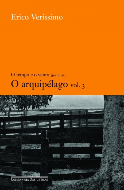 Capa do livro O arquipélago vol. 3 de Erico Verissimo com fundo laranja e imagem a preto e branco de cerca de madeira e árvore