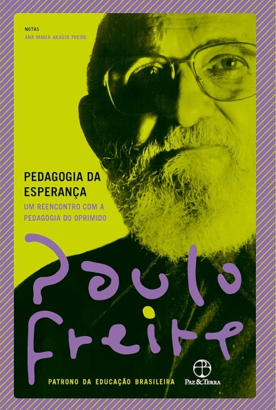 Capa de livro amarelo e roxo com retrato de homem barbudo e texto em português