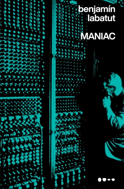 Capa de livro azul turquesa e preto com homem e painel de botões, texto benjamín labatut MANIAC