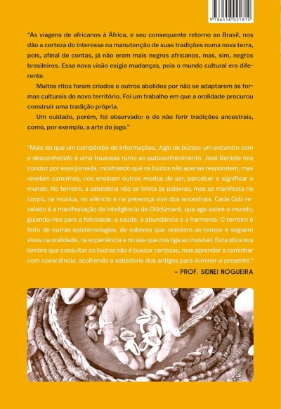 Parte traseira de livro amarelo com texto em português e fotografia de mãos segurando búzios