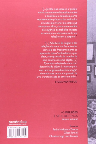 Capa traseira de livro com fundo rosa e texto em branco e preto, citações e informações editoriais.