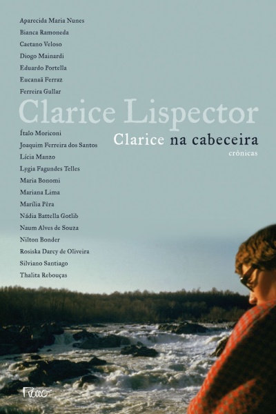 Capa de livro azul claro com rio e texto de autores e título Clarice Lispector