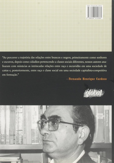 Parte traseira do livro com texto, código de barras e foto a preto e branco de homem de óculos junto a estantes de livros.