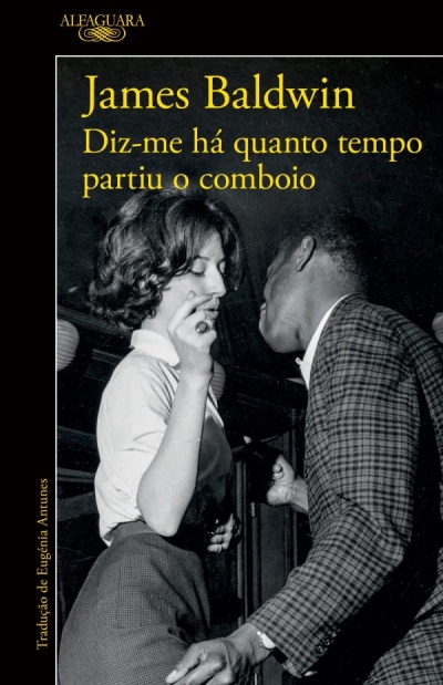 Capa de livro com fotografia a preto e branco de homem e mulher vintage e texto amarelo com título e autor