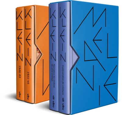 Quatro livros com capas duras coloridas, dois laranjas e dois azuis, dispostos em caixas combinando e com texto na lombada.