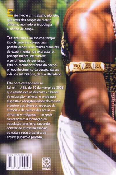 Capa de livro com texto em português e parte do corpo com pulseira de conchas.