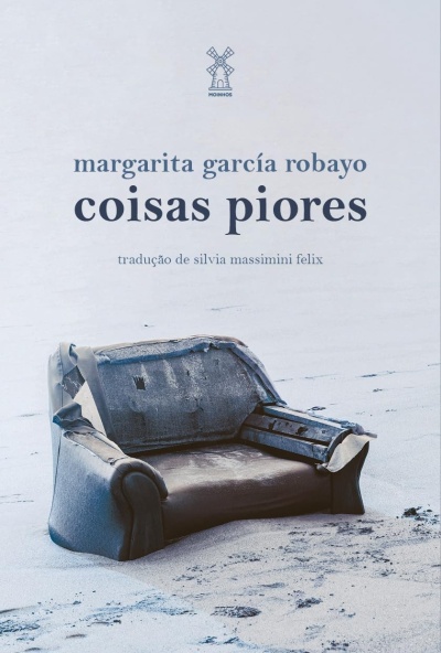 Livro com capa mostrando sofá velho num cenário de praia com areia e texto em azul.