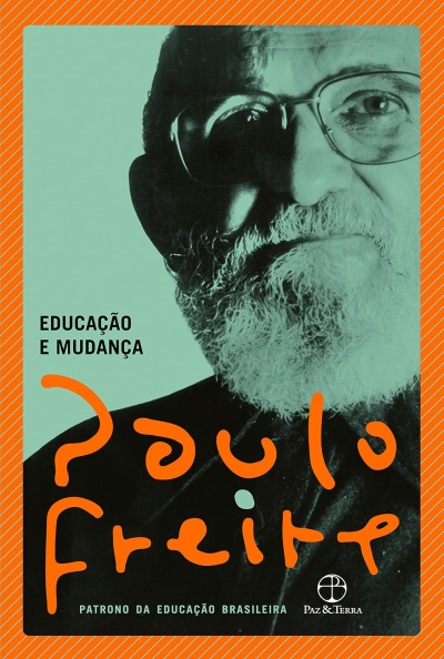 Capa de livro com foto de homem de barba e óculos e texto Educação e Mudança Paulo Freire