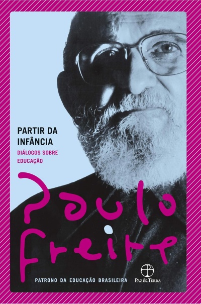 Capa de livro azul com foto preto e branco de homem idoso e texto em letras pretas e rosa