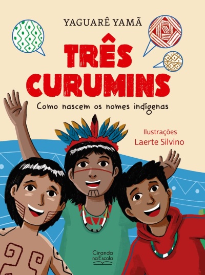 Capa de livro infantil Três Curumins com ilustrações de três crianças indígenas e texto em português.