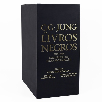 Conjunto de livros preto com texto dourado