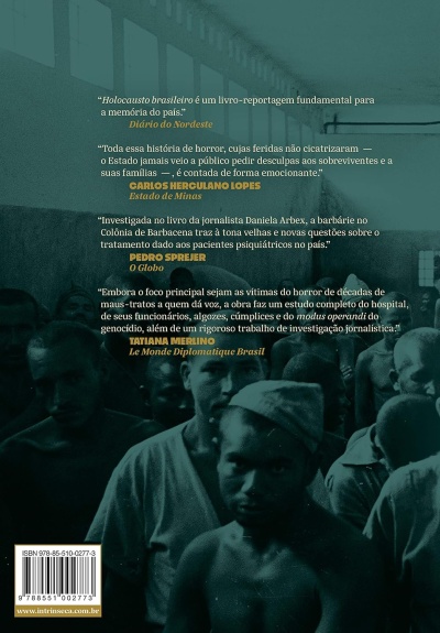 Contracapa de livro com texto em português e imagem desbotada de homens num ambiente interno