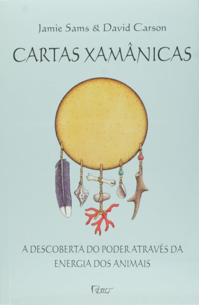 Capa de livro azul claro com título CARTAS XAMÂNICAS e ilustração de círculo amarelo com penas e ossos pendurados