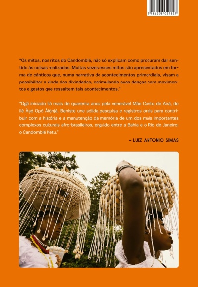 Contracapa de livro laranja com texto e foto de duas pessoas com cocares de conchas em ambiente natural