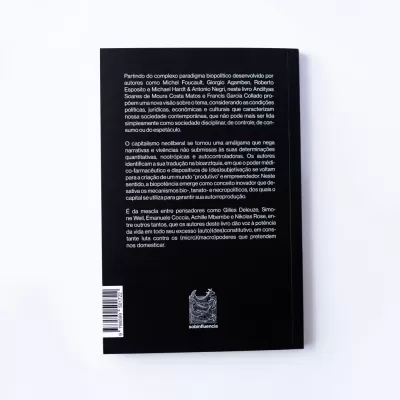 Livro preto com texto branco na parte de trás e logótipo da editora sobinfluencia