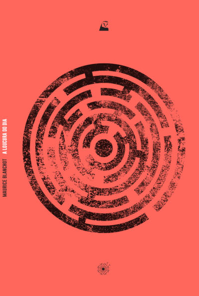 Capa de livro coral com labirinto preto e texto vertical Maurice Blanchot A LOUCURA DO DIA