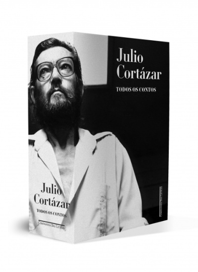 Caixa de livro de Julio Cortázar com fotografia e texto em preto e branco