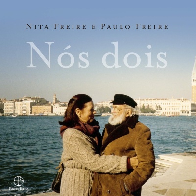 Capa de livro com casal idoso abraçado junto ao mar com título Nós dois