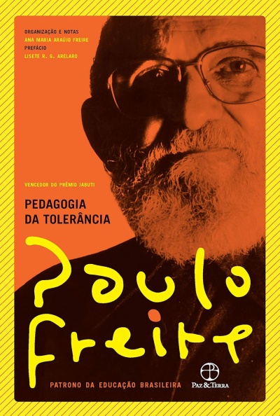 Capa do livro Pedagogia da Tolerância com foto de homem de barba e óculos