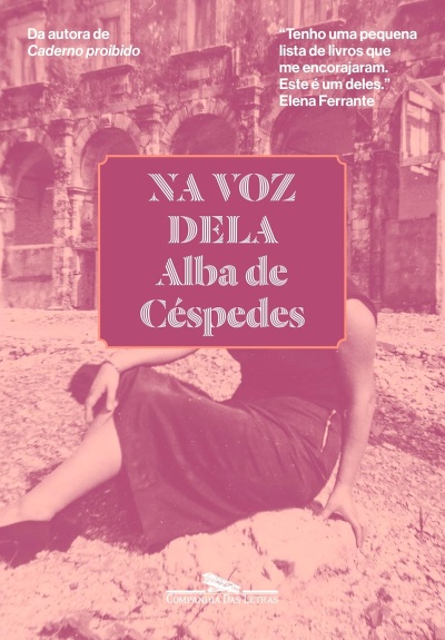 Capa de livro rosa com mulher sentada e texto em branco sobre livro NA VOZ DELA Alba de Céspedes