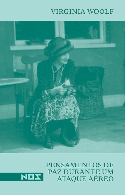 Capa de livro com fotografia a verde-azulado de mulher sentada, com texto VIRGINIA WOOLF e título do livro.