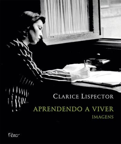 Capa de livro preto com foto de mulher a escrever e texto do título e autor.
