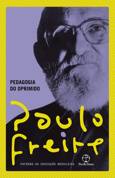 Capa do livro Pedagogia do Oprimido de Paulo Freire com retrato em preto e branco e fundo lilás com moldura amarela