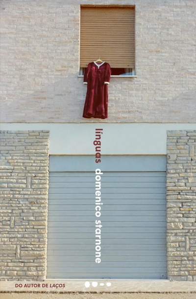 Vestido de veludo bordô com detalhes brancos pendurado numa janela de estore castanho numa parede de tijolos claros com texto vertical e rodapé.